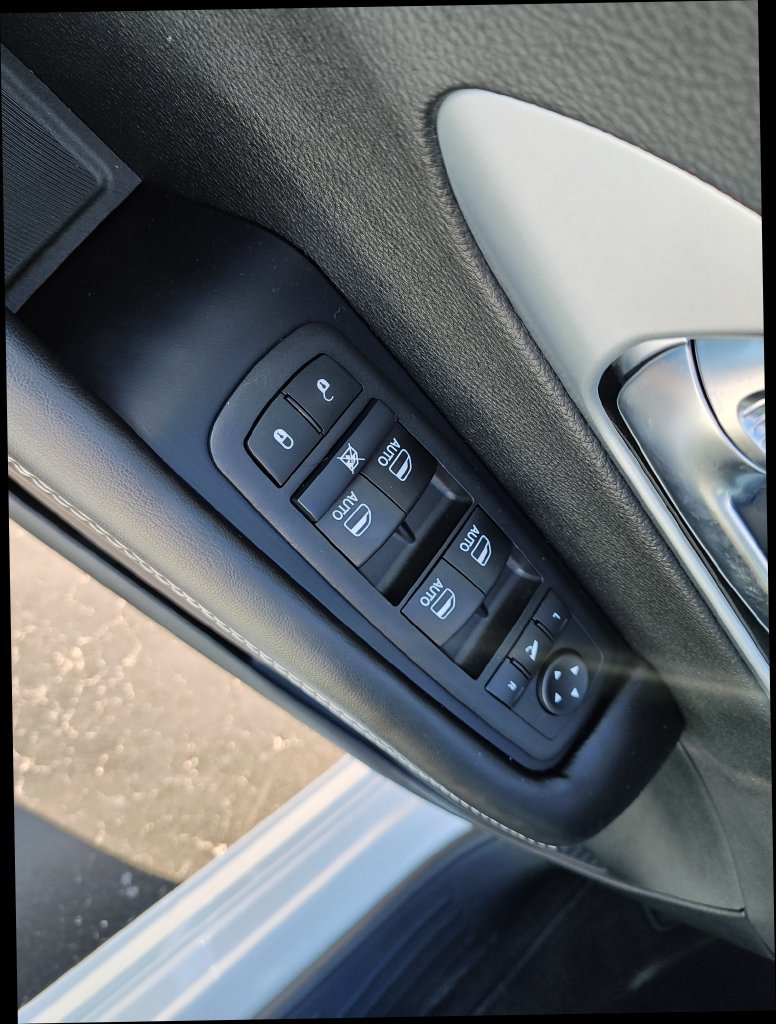 Used 2026 Chrysler Pacifica Limited FWD image 11