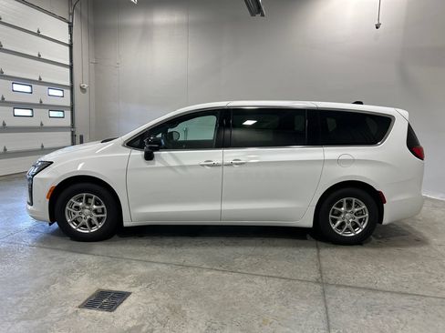 New 2027 Chrysler Pacifica Select FWD image 9