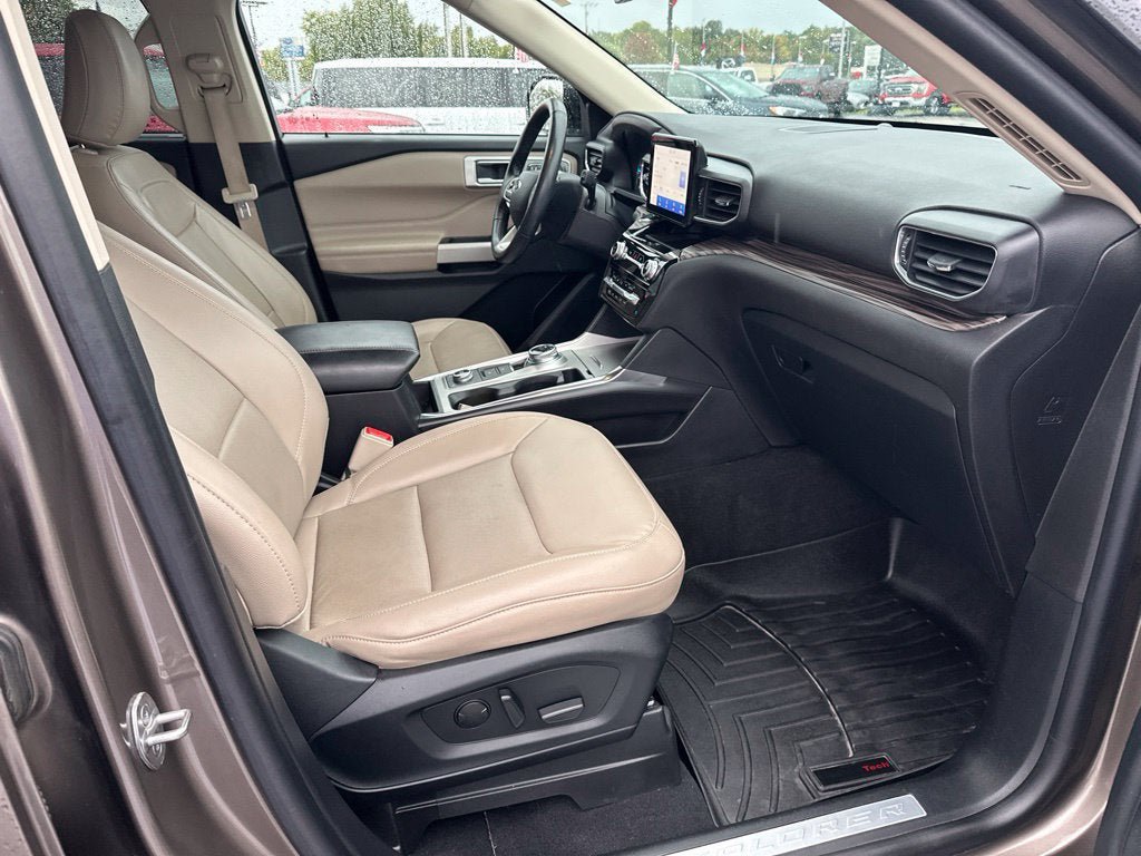 Used 2021 Ford Explorer Limited w/ Equipment Group 301A AWD/4WD image 12