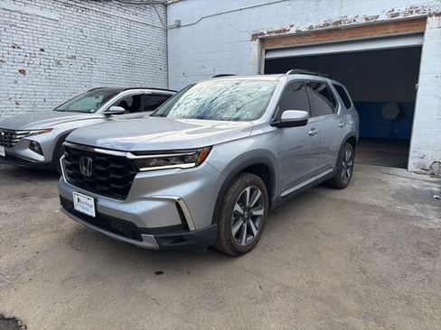 Certified 2024 Honda Pilot Touring image 1