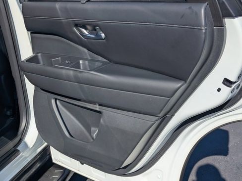 Used 2023 Nissan Pathfinder SL image 16