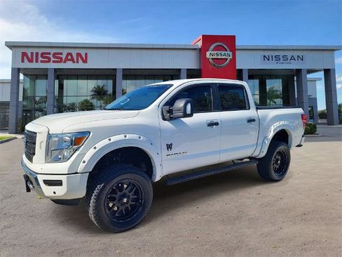 Certified 2022 Nissan Titan SV w/ SV Convenience Package image 9