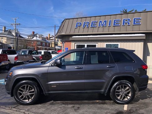 Used 2016 Jeep Grand Cherokee Laredo 75th Anniversary image 2