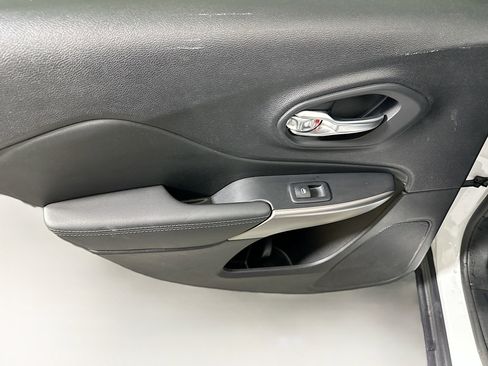 Used 2022 Jeep Cherokee Latitude Lux image 24