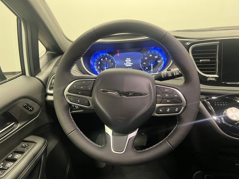 New 2026 Chrysler Pacifica Select image 13