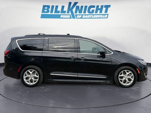 Used 2017 Chrysler Pacifica Touring-L w/ Tire & Wheel Group FWD image 6