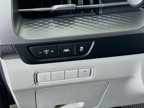 Used 2024 Kia Carnival LX image 17