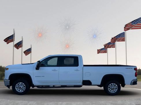 Used 2022 Chevrolet Silverado 2500 LT w/ Convenience Package AWD/4WD image 2