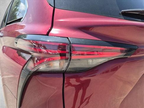 Used 2025 Toyota Sienna Limited FWD image 15