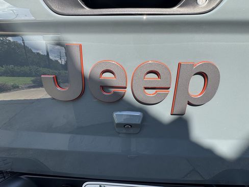 Used 2025 Jeep Gladiator Mojave w/ Convenience Group AWD/4WD image 20
