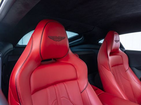 Used 2025 Aston Martin V8 Vantage Coupe RWD image 32
