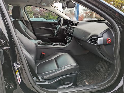 Used 2017 Jaguar XE Premium image 18