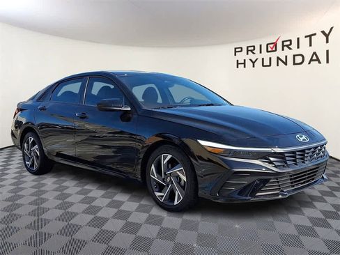 Used 2025 Hyundai Elantra Sport image 3