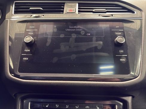 Used 2020 Volkswagen Tiguan SE w/ Panoramic Sunroof Package image 16