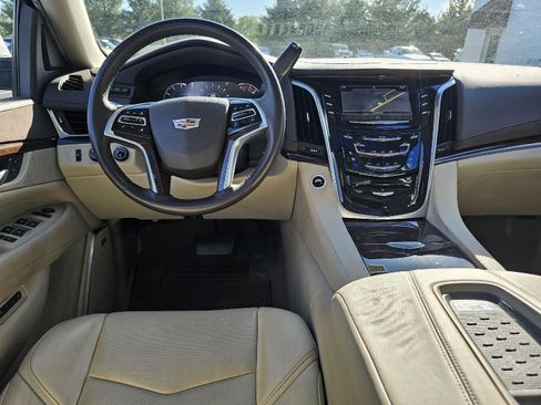 Used 2017 Cadillac Escalade Luxury AWD/4WD image 8