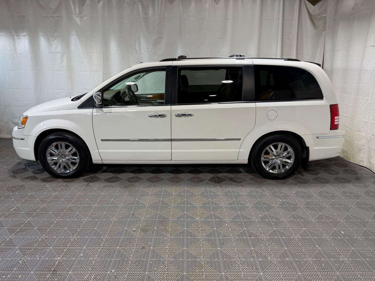 Used 2008 Chrysler Town & Country Limited w/ Entertainment Group #3 FWD image 5