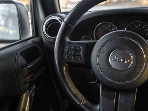 Used 2017 Jeep Wrangler Unlimited Sahara w/ Connectivity Group image 7