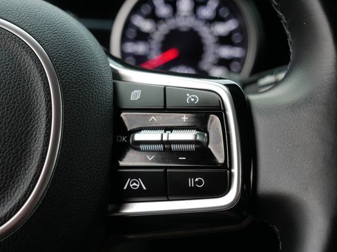 Certified 2022 Kia Carnival LX image 29