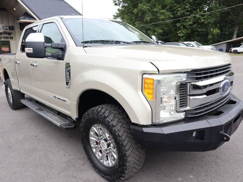 Used 2017 Ford F250 XLT w/ XLT Premium Package AWD/4WD image 3