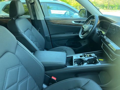 Used 2026 Volkswagen Atlas SE w/ Panoramic Sunroof Package image 5