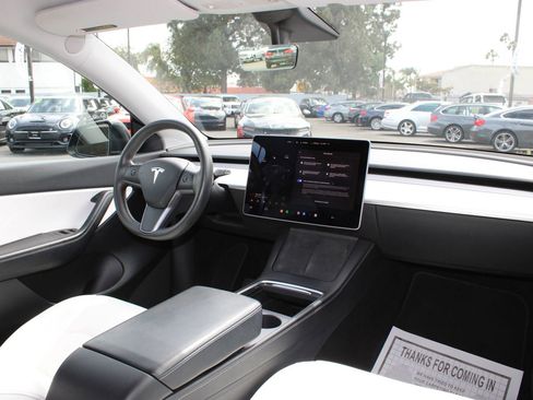 Used 2021 Tesla Model Y Long Range AWD/4WD image 18
