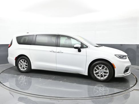 Used 2023 Chrysler Pacifica Touring FWD image 4