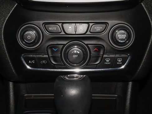 Used 2019 Jeep Cherokee Latitude Plus w/ Cold Weather Group FWD image 11