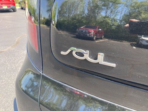 Used 2016 Kia Soul + image 8