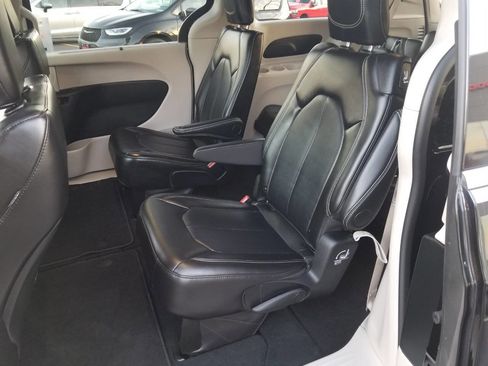 Certified 2024 Chrysler Pacifica Touring-L image 13