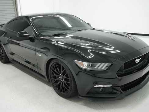 Used 2017 Ford Mustang GT Premium w/ GT Performance Package RWD image 3