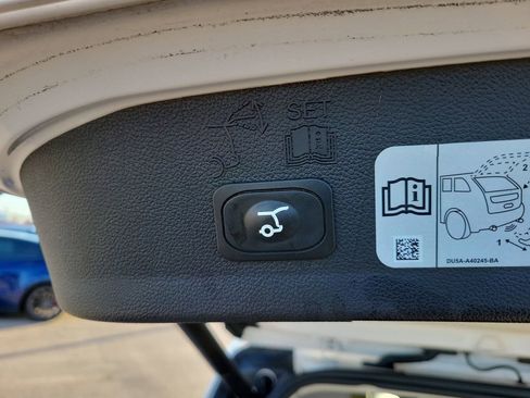 Used 2019 Ford Escape Titanium image 10