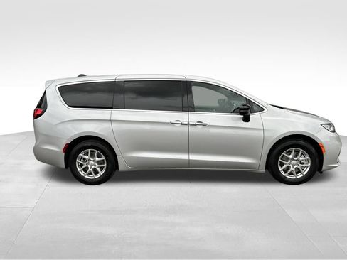 New 2026 Chrysler Pacifica Select image 8