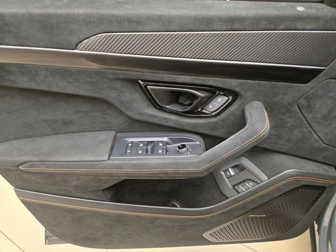 Used 2023 Lamborghini Urus Performante AWD/4WD image 32