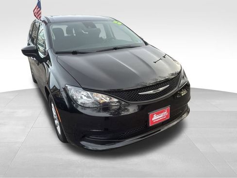 Used 2023 Chrysler Voyager LX image 29