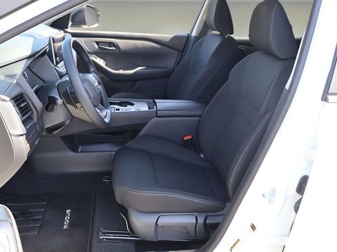 Used 2025 Nissan Rogue S FWD image 11