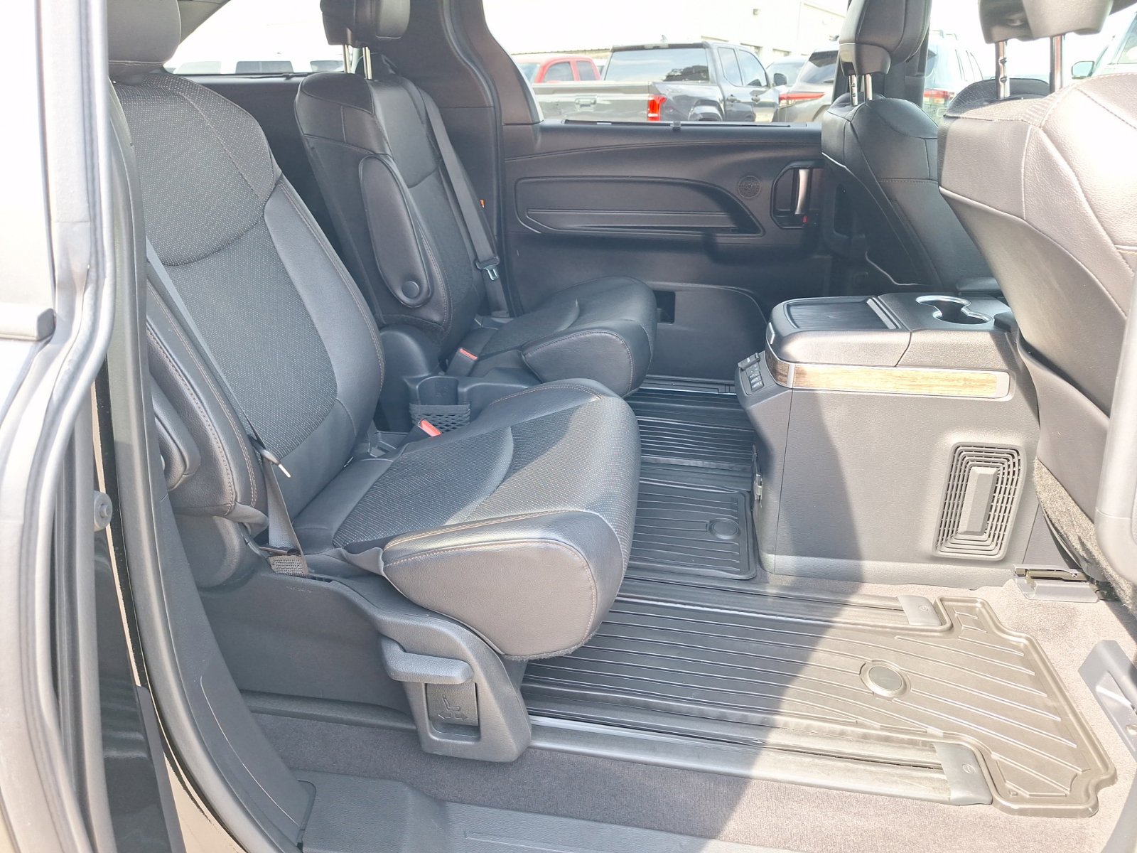 Used 2025 Toyota Sienna Platinum AWD/4WD image 31