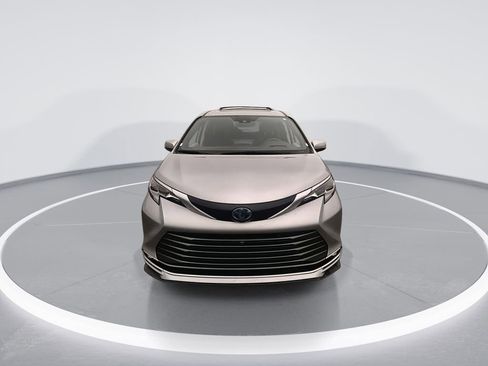 Used 2023 Toyota Sienna Platinum FWD image 3
