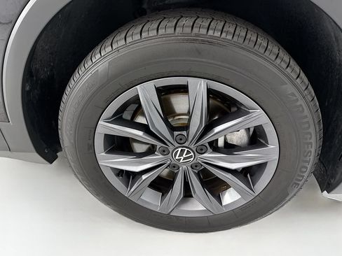 Used 2023 Volkswagen Tiguan SE w/ Panoramic Sunroof Package FWD image 31