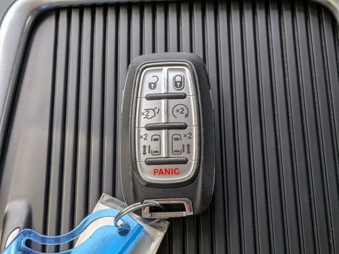 Used 2024 Chrysler Pacifica Touring-L FWD image 32
