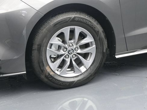 Used 2022 Toyota Sienna LE w/ LE Plus Package FWD image 12