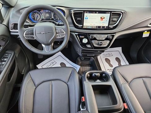 New 2026 Chrysler Pacifica Select image 9