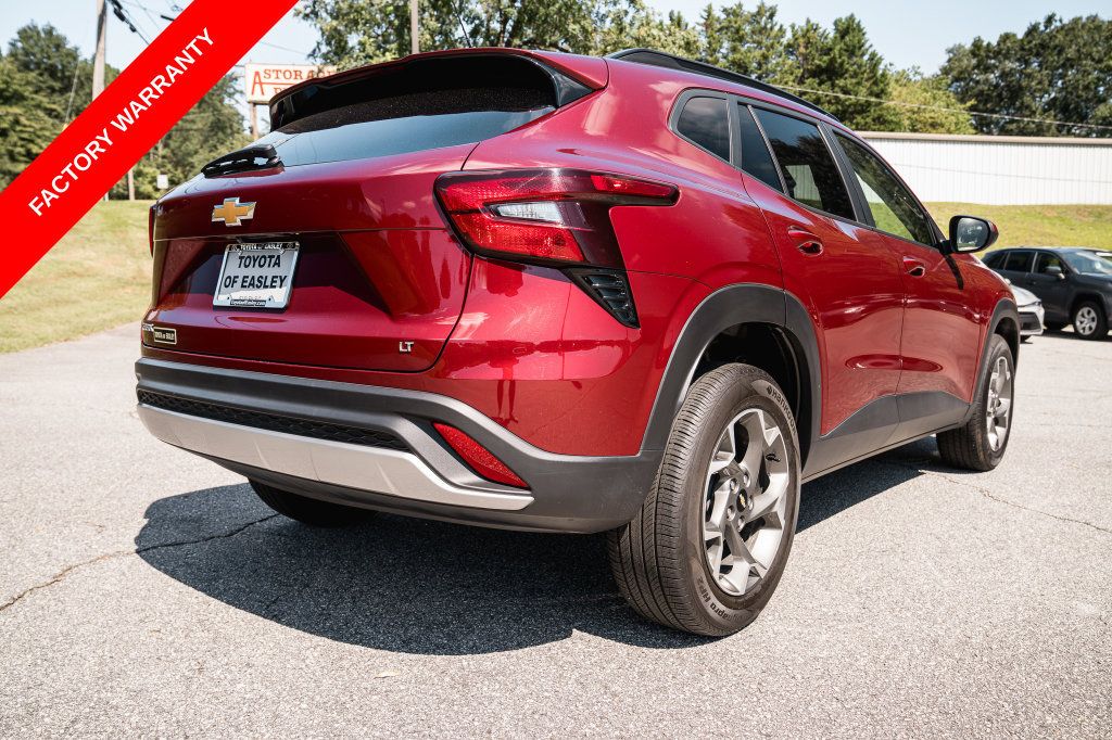Used 2025 Chevrolet Trax LT FWD image 8