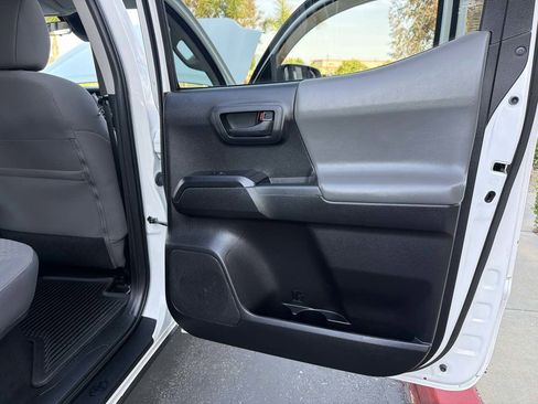 Used 2020 Toyota Tacoma SR AWD/4WD image 29