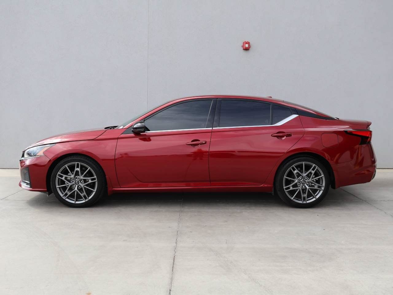 Used 2023 Nissan Altima 2.0 SR FWD image 2