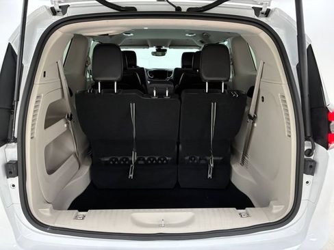 Used 2023 Chrysler Pacifica Touring-L FWD image 17