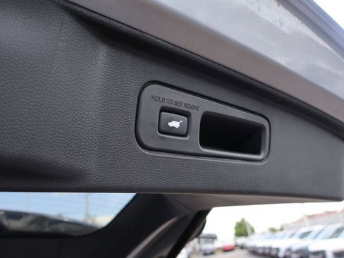 Used 2025 Honda Pilot Touring image 9