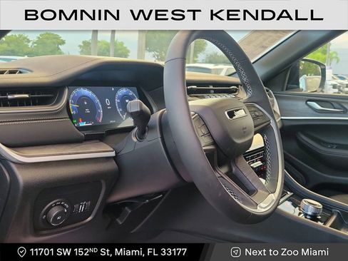 Used 2025 Jeep Grand Cherokee Limited w/ Black Appearance Package image 9