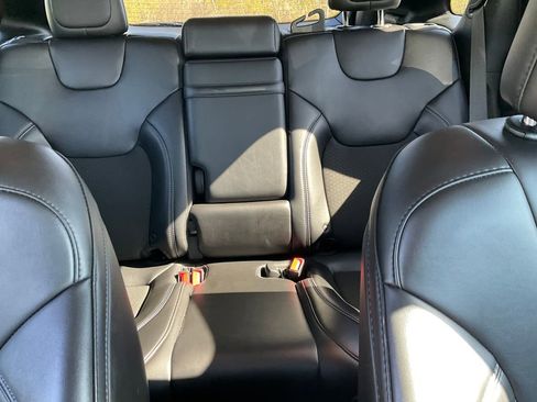 Used 2019 Jeep Cherokee Latitude Plus w/ Comfort/Convenience Group AWD/4WD image 23