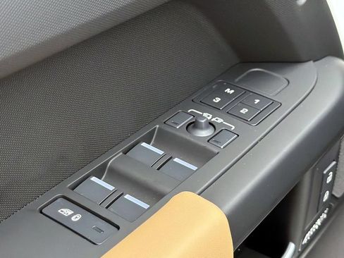 New 2026 Land Rover Defender 110 X-Dynamic SE AWD/4WD image 16