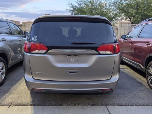 Used 2017 Chrysler Pacifica Touring-L image 5